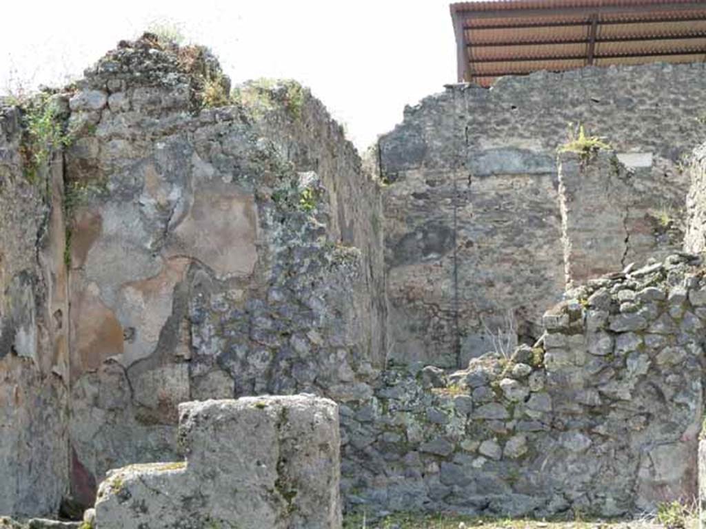 VII.1.27 Pompeii. May 2010. On the west side of the rear room was another room, possibly the triclinium overlooking the small garden.
