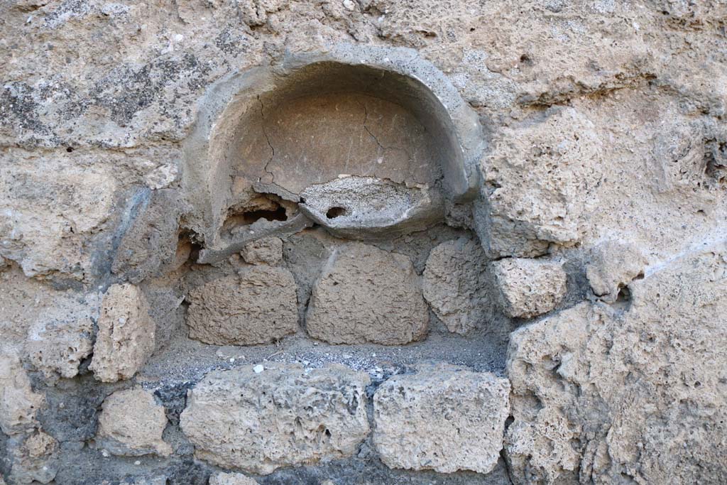VII.3.11, Pompeii. December 2018. West wall with niche. Photo courtesy of Aude Durand.