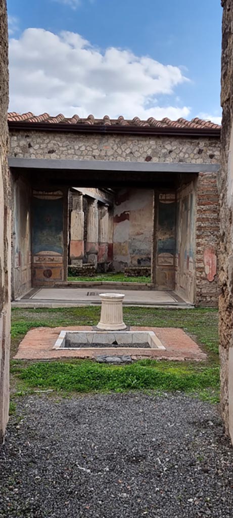 VII.4.48 Pompeii. December 2023.
Looking south across atrium towards tablinum from entrance corridor. 
Photo courtesy of Miriam Colomer. 
