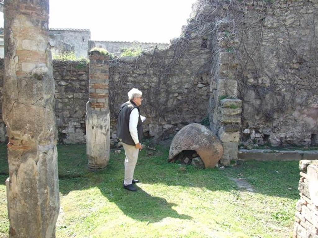 VII.4.56 Pompeii.  March 2009.   Looking west across North Portico.  The Tablinum is on the right.