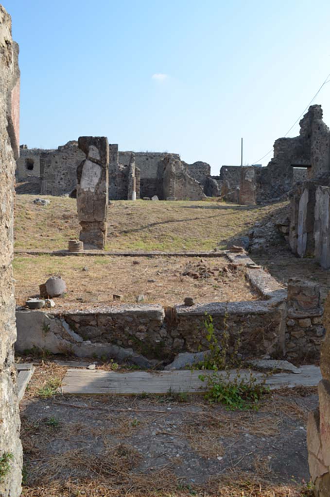 VII 6 38 Pompeii. September 2019. Looking east across portico from entrance corridor/fauces.
Foto Annette Haug, ERC Grant 681269 DCOR.
