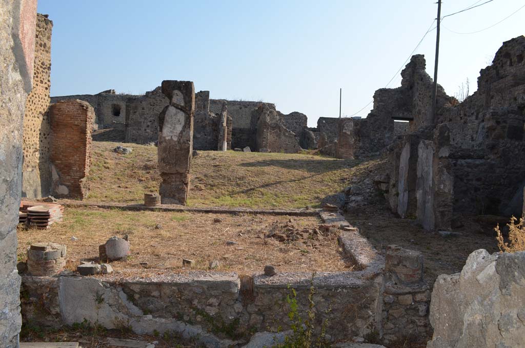 VII 6 38 Pompeii. September 2019. Looking east across portico towards base of wall/remains of columns.
Foto Annette Haug, ERC Grant 681269 DCOR.

