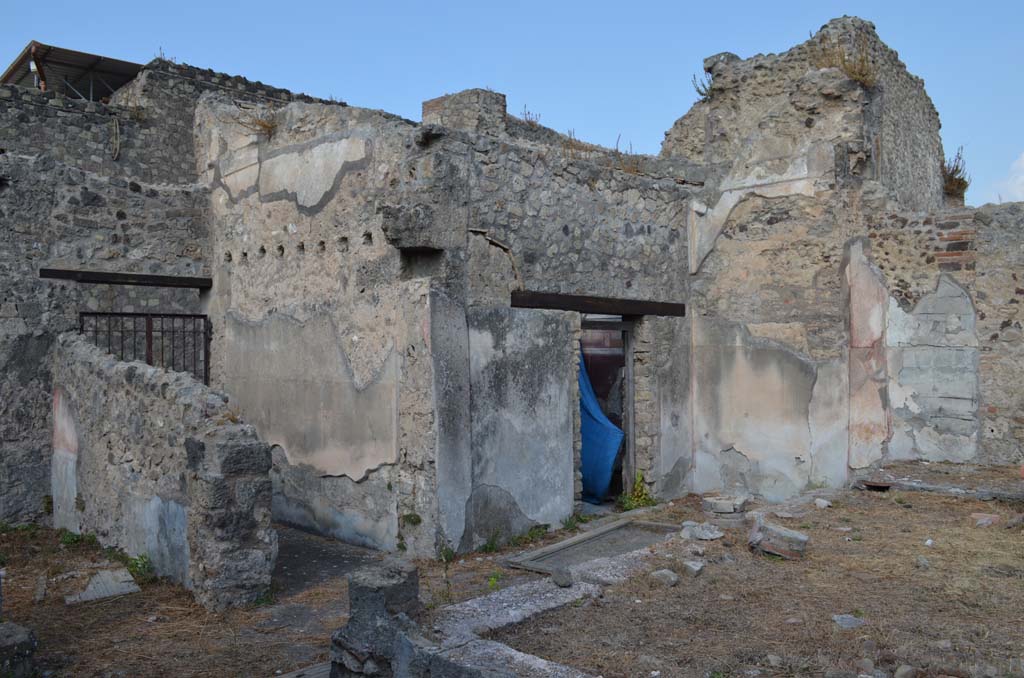 VII 6 38 Pompeii. September 2019. 
Looking north-west across portico towards doorway to room 29 on north side of entrance corridor/fauces.
On the left is room 28.
Foto Annette Haug, ERC Grant 681269 DCOR.
