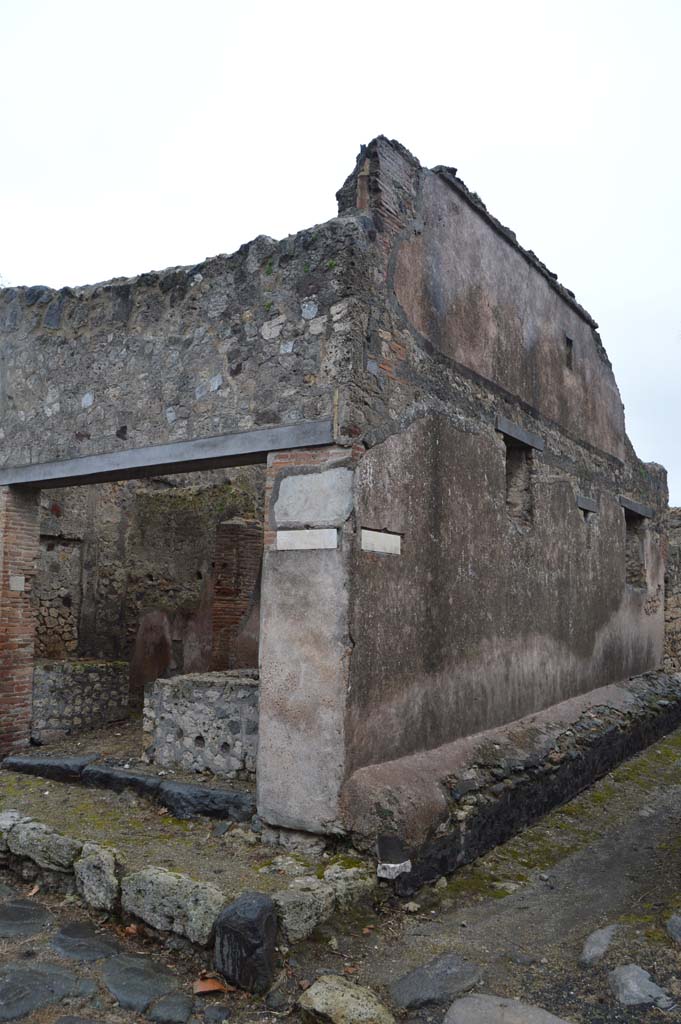 VII.7.18 Pompeii. March 2018. 
Looking south-east to entrance doorway, and side wall in Vicolo del Gallo.
Foto Taylor Lauritsen, ERC Grant 681269 DÉCOR.
