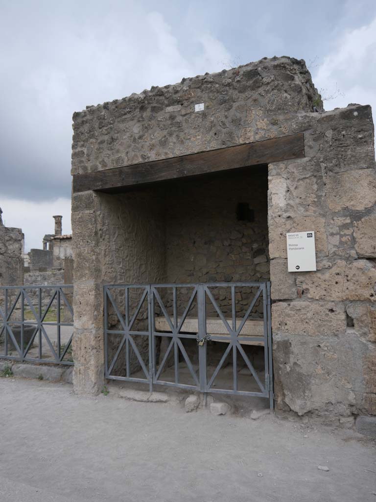 VII.7.31, Pompeii. September 2018. Looking towards Mensa Ponderaria on west side of Forum.
Foto Anne Kleineberg, ERC Grant 681269 DCOR.

