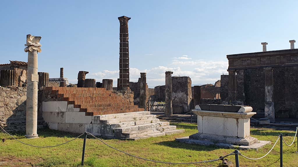 VII.7.32 Pompeii. July 2021. Looking towards Altar and steps to Temple podium from south-west corner.
Foto Annette Haug, ERC Grant 681269 DÉCOR.
