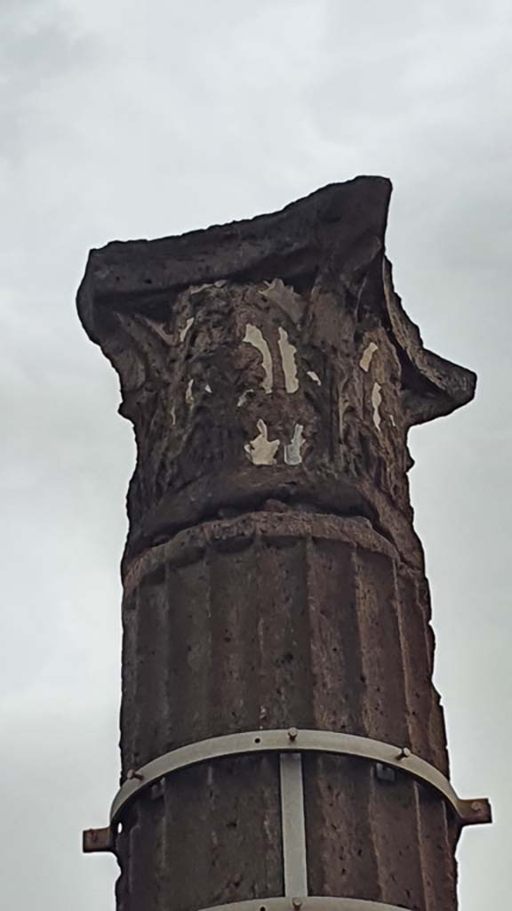 VII.7.32 Pompeii. August 2021. 
Detail of capital on top of column on south-west corner of podium.
Foto Annette Haug, ERC Grant 681269 DÉCOR.
