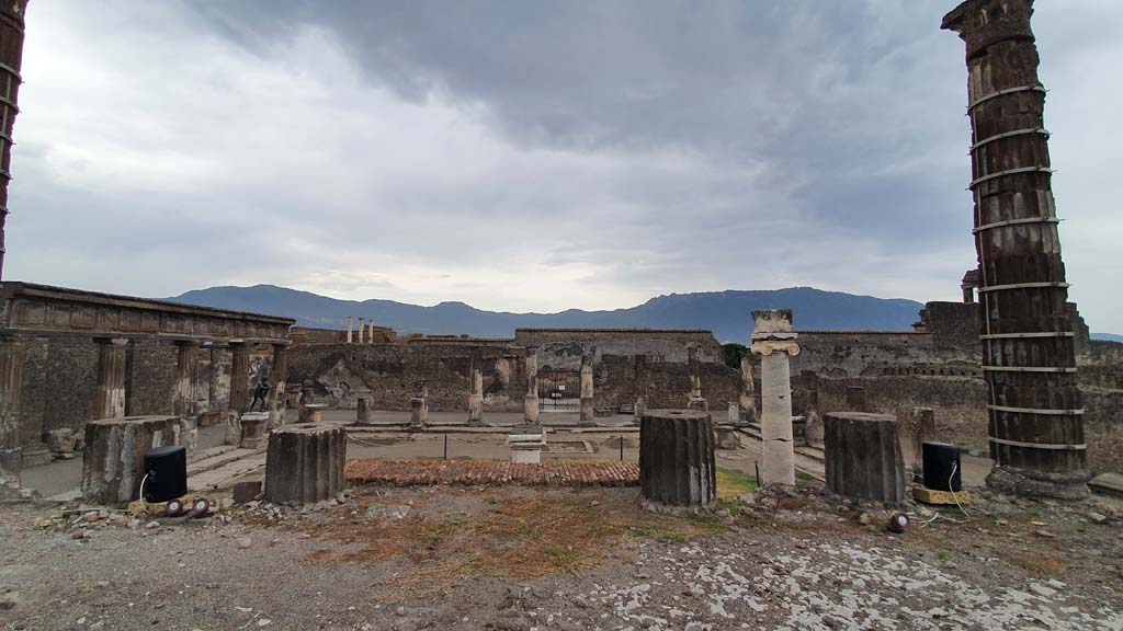 VII.7.32 Pompeii. August 2021. Looking south from top of podium.
Foto Annette Haug, ERC Grant 681269 DÉCOR.
