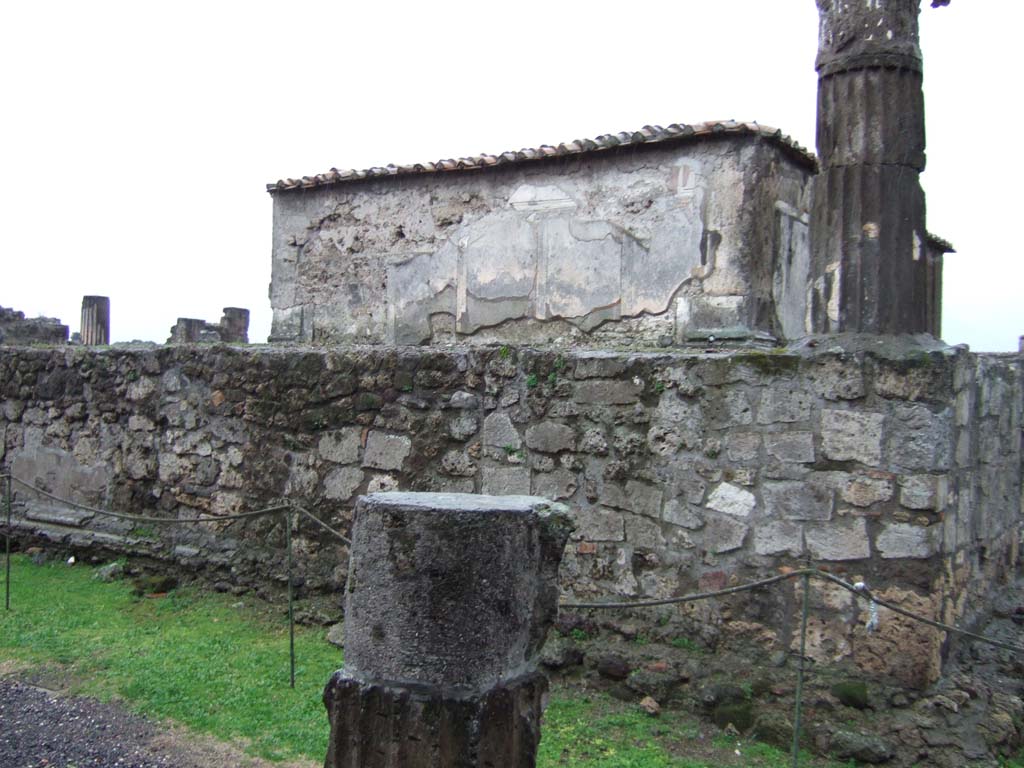 VII.7.32 Pompeii. December 2005. North side of podium and cella, from north-west corner.