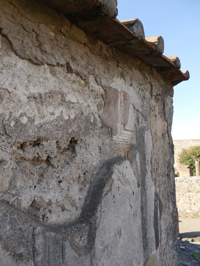 VII.7.32, Pompeii. September 2018. Looking west towards exterior upper north wall of cella.
Foto Anne Kleineberg, ERC Grant 681269 DÉCOR.
