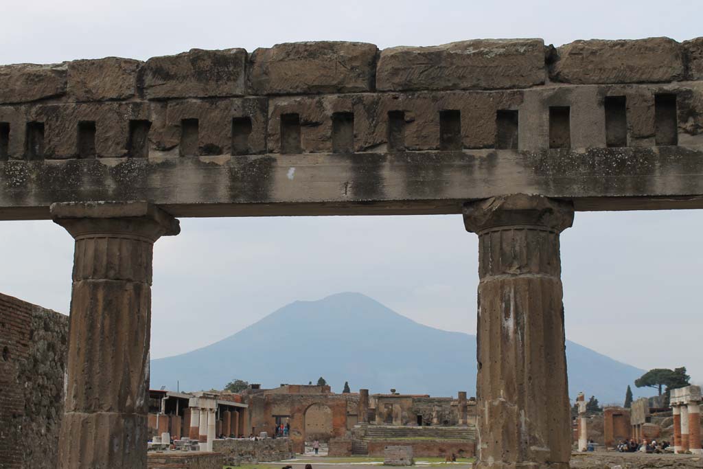 VII.8 Pompeii. South side of forum. March 2014. Looking north through upper portico.
Foto Annette Haug, ERC Grant 681269 DÉCOR.
