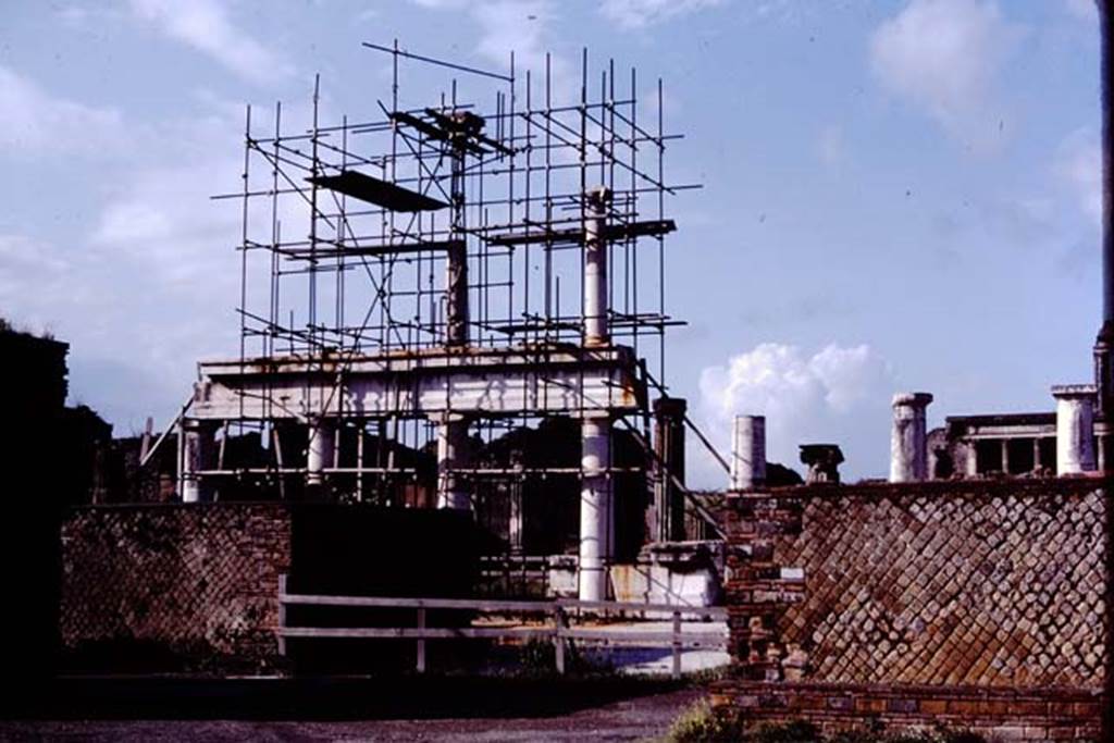 VII.8 Forum, Pompeii, 1982 or 1983.   Looking towards the south-west corner of the Forum, after the 1980 earthquake.
 Source: The Wilhelmina and Stanley A. Jashemski archive in the University of Maryland Library, Special Collections (See collection page) and made available under the Creative Commons Attribution-Non Commercial License v.4. See Licence and use details. J80f0484
