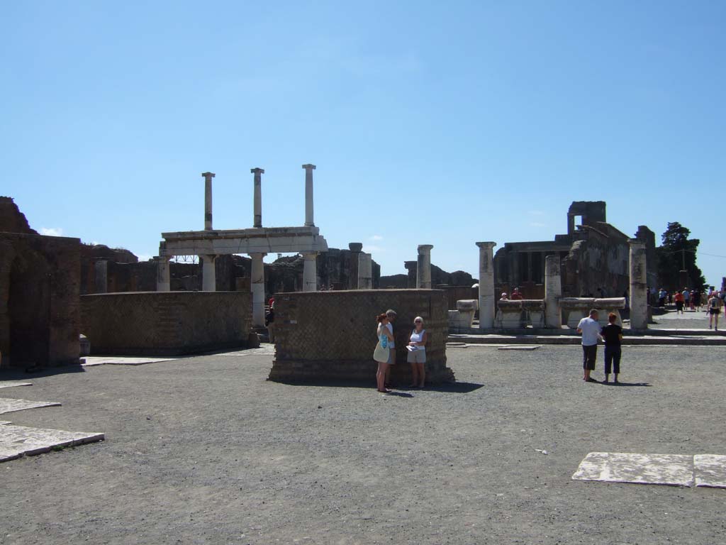 VII.8 Pompeii Forum. September 2005. Looking west across the south side.