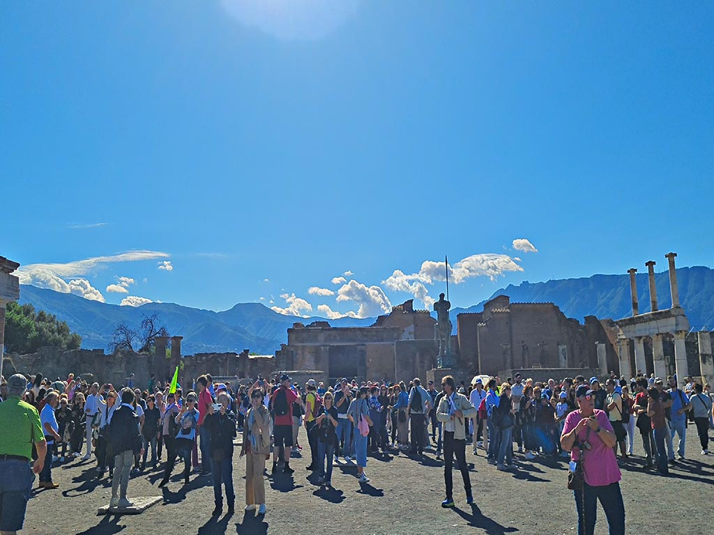 VII.8 Pompeii Forum. October 2024. Busy day, looking south across Forum. Photo courtesy of Giuseppe Ciaramella.