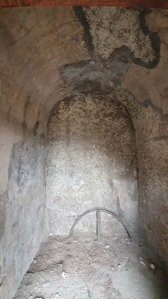 VII.8.1 Pompeii. August 2021. 
Looking north through doorway to room at west end of north wall.
Foto Annette Haug, ERC Grant 681269 DÉCOR.
