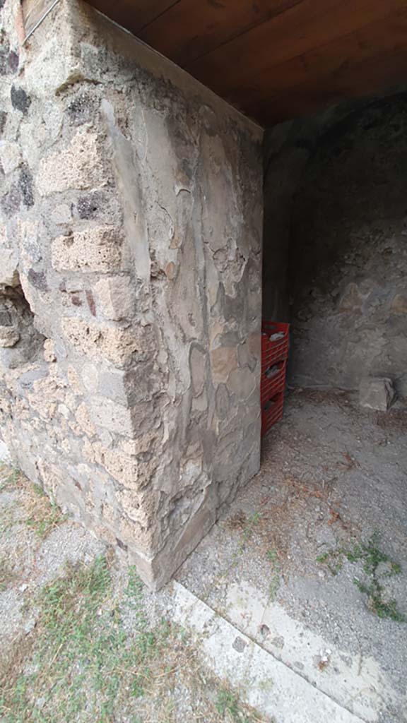 VII.8.1 Pompeii. August 2021. 
Looking towards west side of doorway in room on east side of north wall.
Foto Annette Haug, ERC Grant 681269 DÉCOR.
