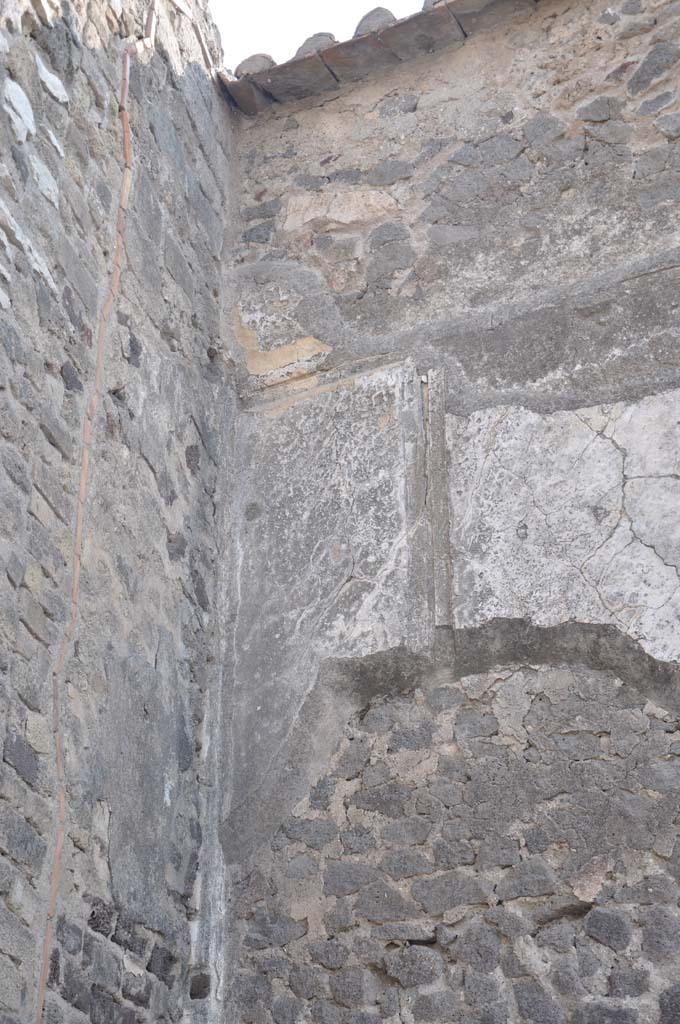 VII.8.01 Pompeii. July 2017. North-west corner, and west wall with stucco.
Foto Anne Kleineberg, ERC Grant 681269 DÉCOR.
