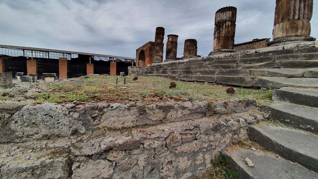 VII.8.1 Pompeii. August 2021. Looking from east side towards steps up to podium/portico.
Foto Annette Haug, ERC Grant 681269 DÉCOR.
