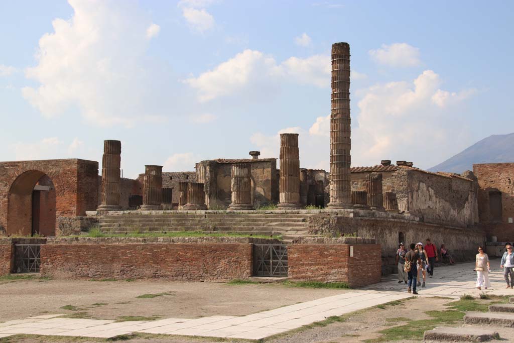 VII.8.1 Pompeii. September 2017. Looking north-west across the Forum to the Temple.
Photo courtesy of Klaus Heese.
