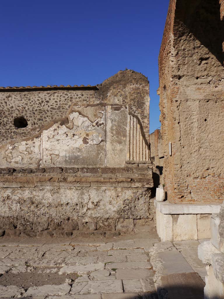 VII.8.01 Pompeii, September 2018. North end of east wall of Temple, and Arch, on right.
Foto Anne Kleineberg, ERC Grant 681269 DÉCOR.
