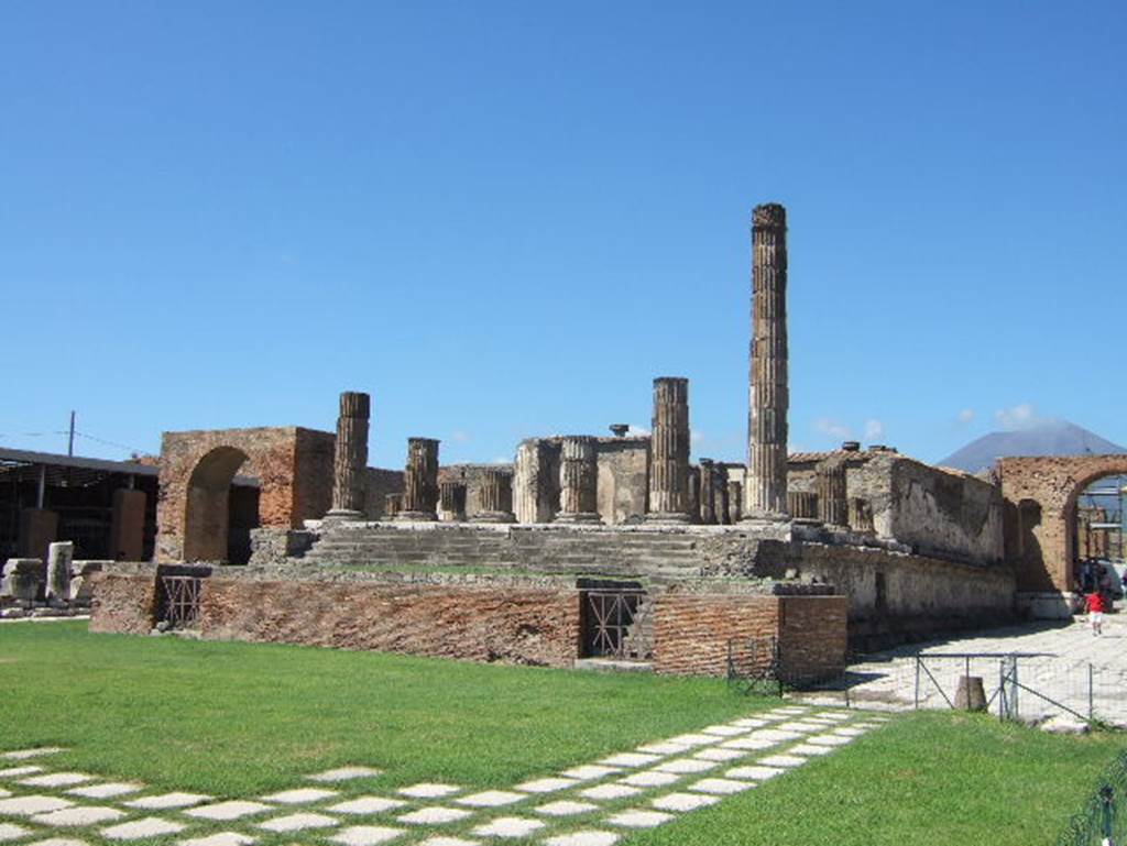 VII.8.1 Pompeii. September 2005. Temple of Jupiter and arches either side. Looking north-west.