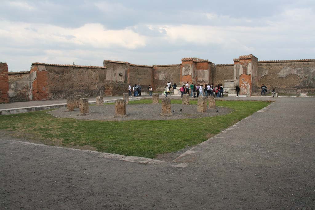 VII.9.7 and VII.9.8 Pompeii. Macellum. April 2010. Looking across Tholos to north-east corner.
Photo courtesy of Klaus Heese. 
