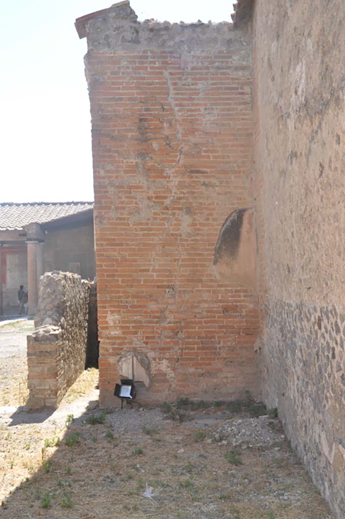 VII.9.7/8 Pompeii. July 2017. Looking west in north-east corner.
Foto Annette Haug, ERC Grant 681269 DÉCOR.
