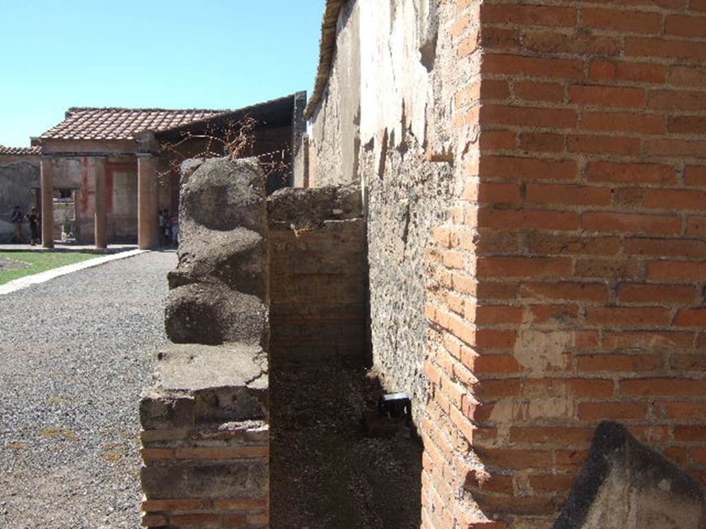 VII.9.7 and VII.9.8 Pompeii. Macellum. September 2005. Looking west along the north side.