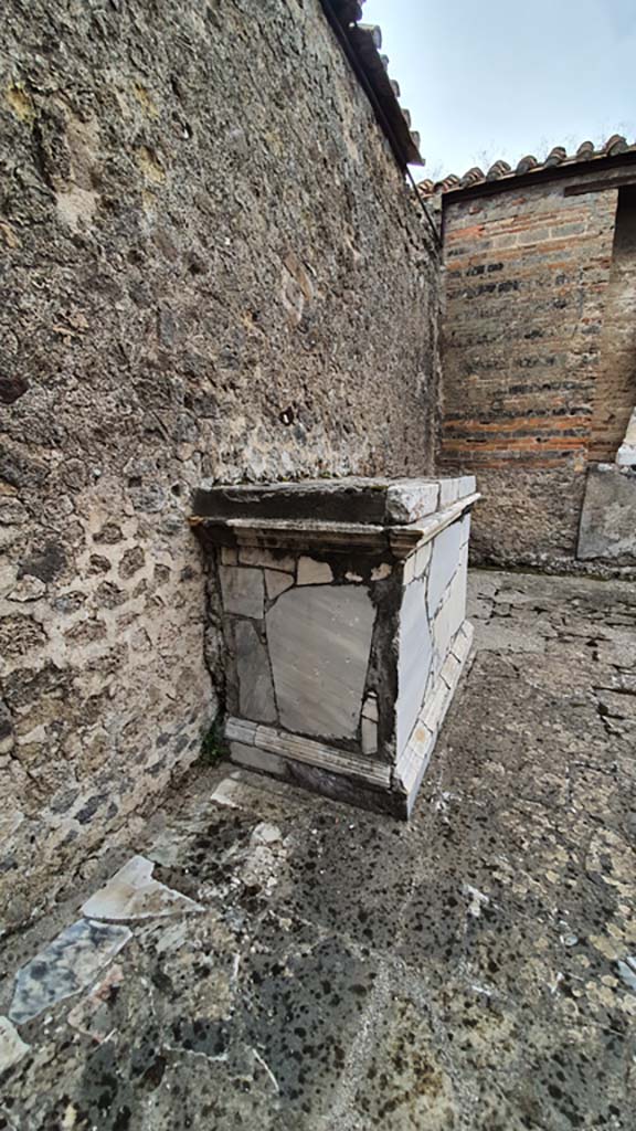 VII.9.7/8 Pompeii. August 2021. 
Looking south along east wall towards north side of altar.
Foto Annette Haug, ERC Grant 681269 DÉCOR.
