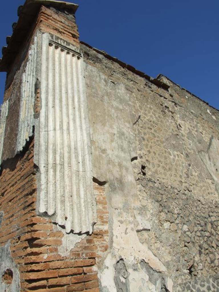 VII.9.7 and VII.9.8 Pompeii. Macellum.  March 2009. Large room in south east corner. North wall.  Decorative stucco.
