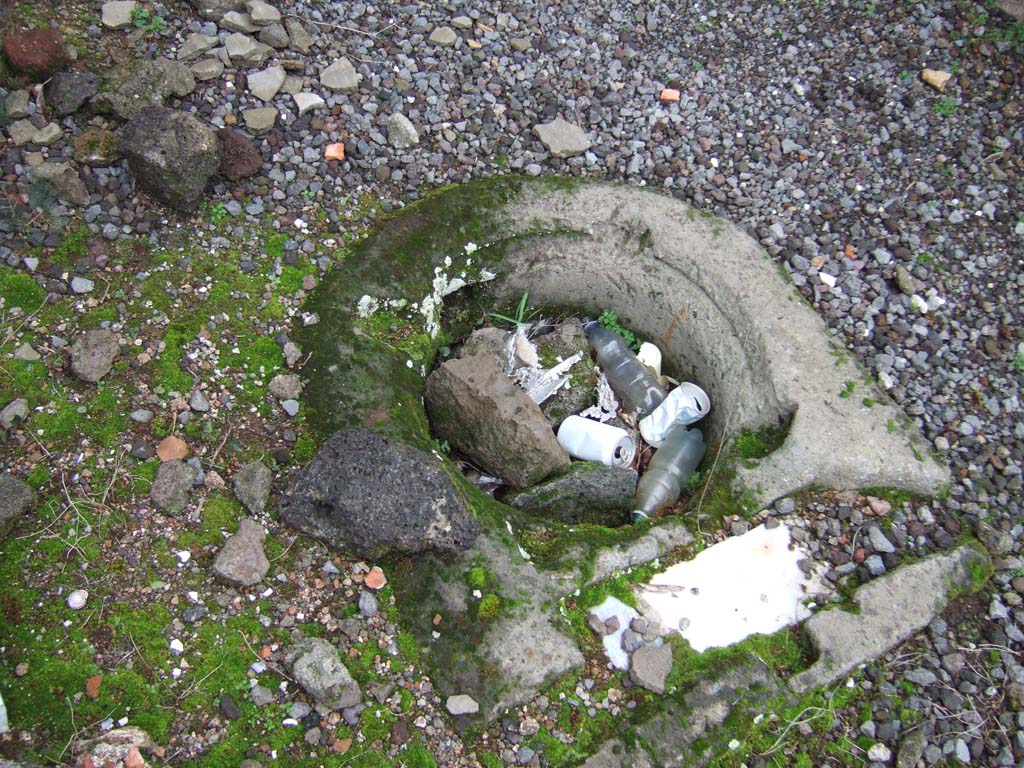 VII.9.33 Pompeii. December 2005. Cistern mouth and marble edging.