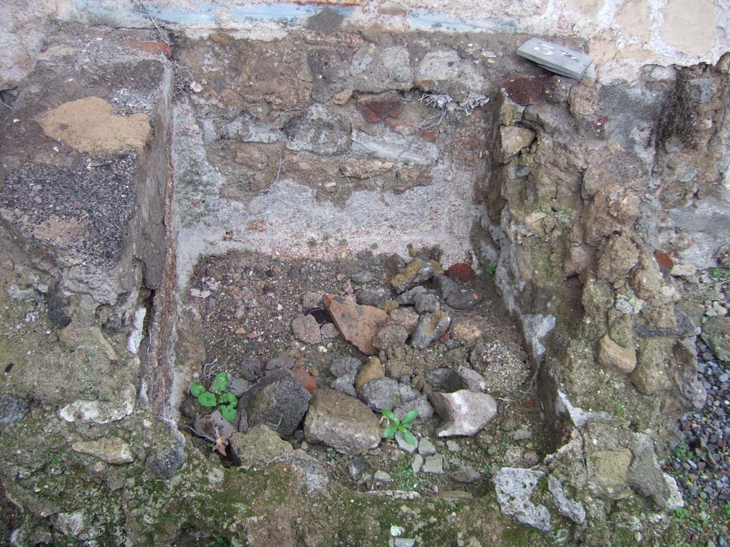 VII.9.33 Pompeii. December 2005. Remains of masonry basin or fountain under the lararium painting.