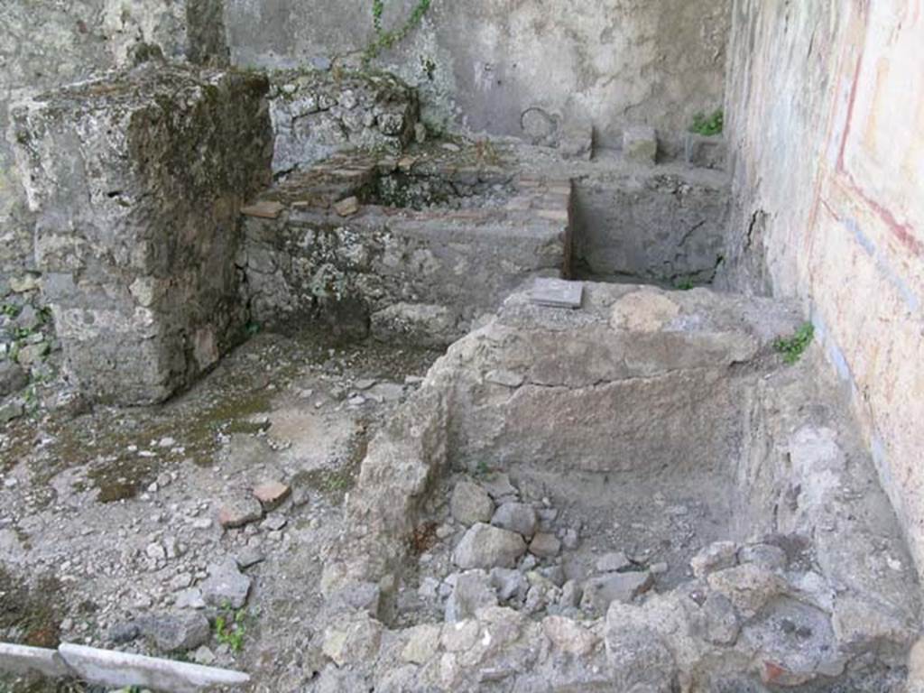 VII.9.33 Pompeii. June 2005. Looking south from basin under the lararium painting. Photo courtesy of Nicolas Monteix.