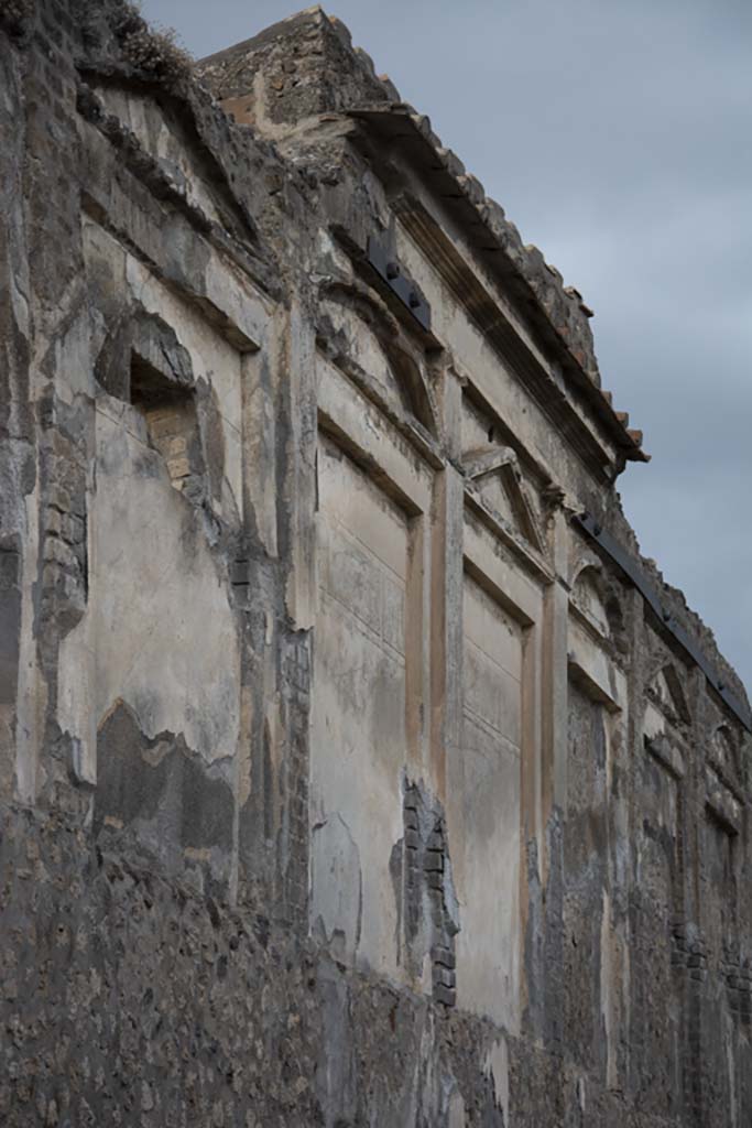 VII.9.67 Pompeii. October 2017. Looking north to upper side (rear) wall on Vicolo di Eumachia.
Foto Annette Haug, ERC Grant 681269 DÉCOR.
