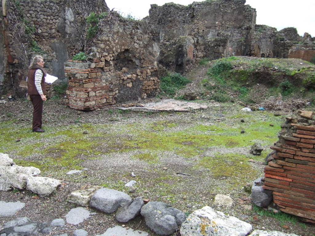 VII.12.35 Pompeii. December 2005. Entrance doorway, looking north-east into room (a), on plan below.  
See - Packer, Jim, Inns at Pompeii: a short survey. In Cronache Pompeiane, IV, 1978, (p.9-12).

  