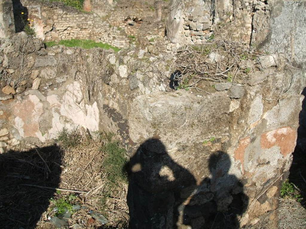 VII.12.35 Pompeii. December 2004. Looking north towards two of the cubicula on the north side, in foreground. (c and d, on plan below).