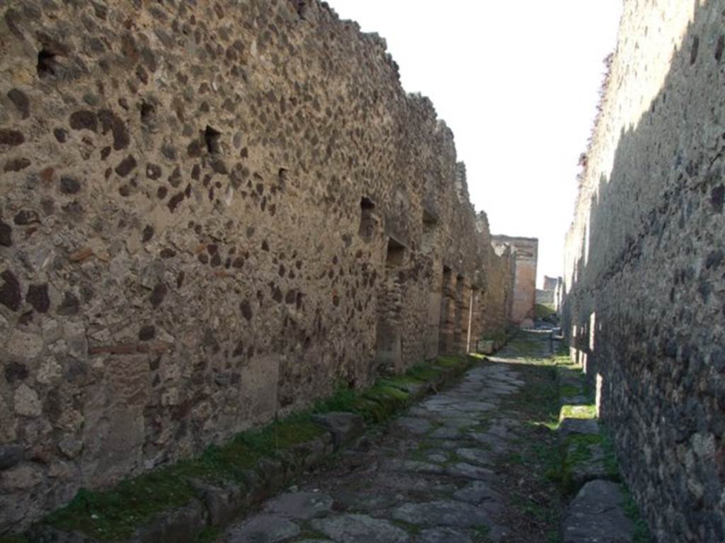 VII.13.14 wall on Vico degli Scheletri looking west.