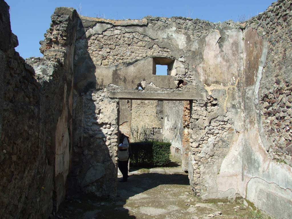 VII.14.9 Pompeii. March 2009. Room 13, looking north across triclinium to garden area.