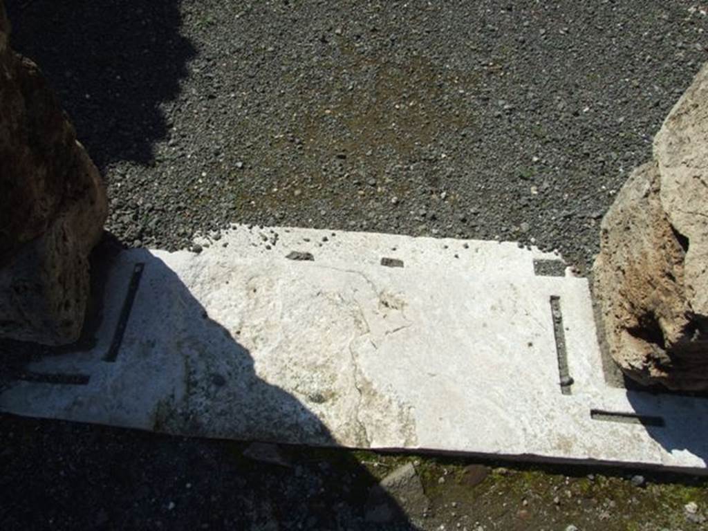 VII.14.9 Pompeii. March 2009. Room 2, white marble door sill of cubiculum.