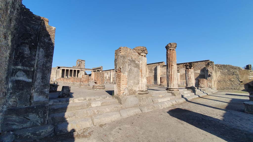 VIII.1.1 Pompeii. July 2021. Looking north-west towards the entrance steps to Basilica.
Foto Annette Haug, ERC Grant 681269 DÉCOR.

