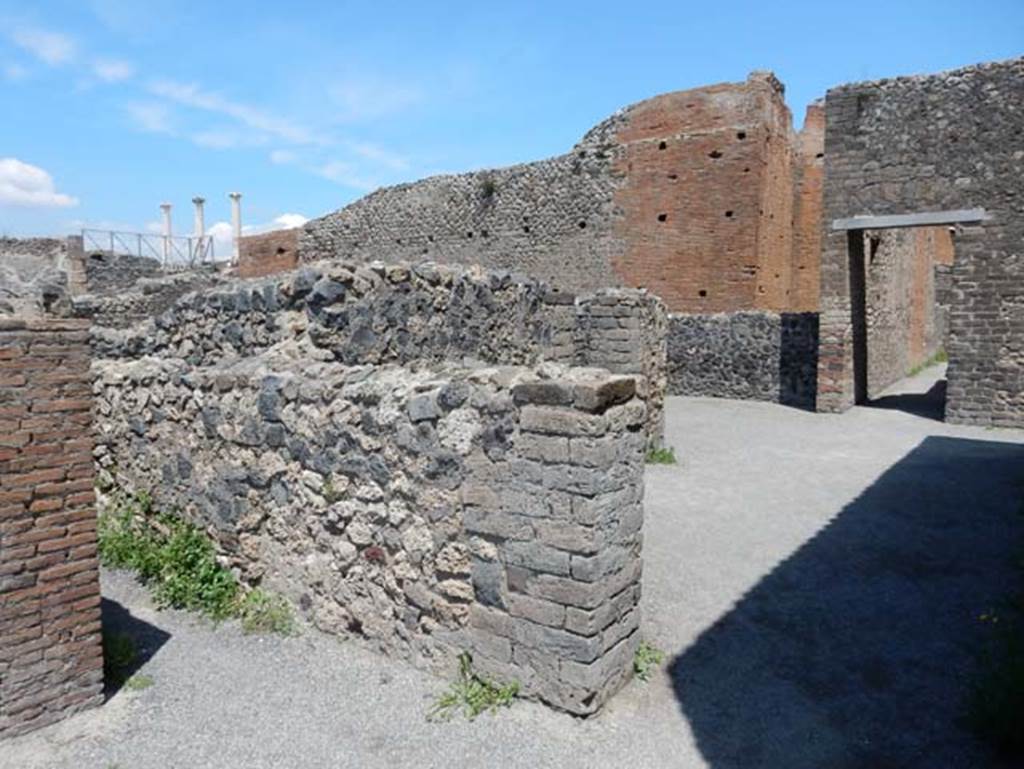 VIII.2.3/5 Pompeii. May 2018. Looking north-east across rear of VIII.2.5, (from VIII.2.3) towards high west wall of VIII.2.6. The doorway on the right leads to a corridor behind the north room overlooking the Courtyard of Moray Eels (photos at VIII.2.14), and linking to the corridor at VIII.2.7. Photo courtesy of Buzz Ferebee.
