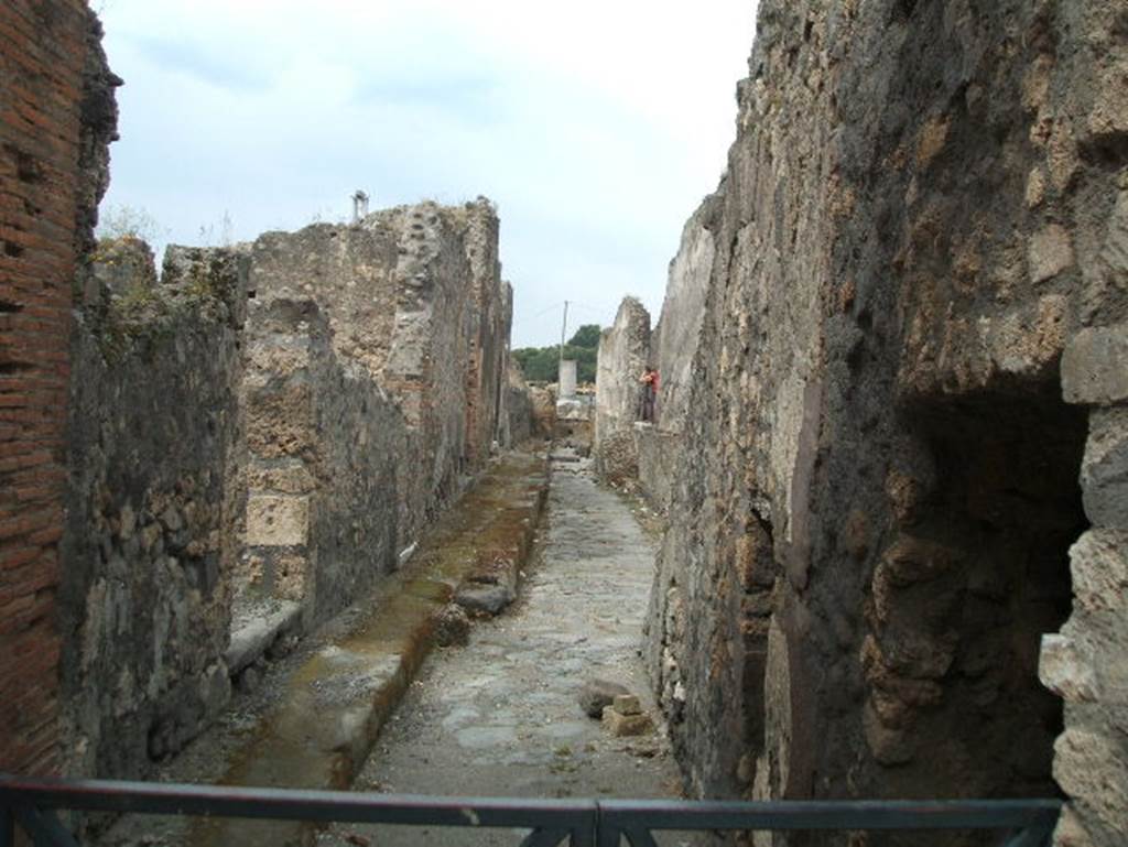 VIII.2.5 Pompeii. May 2005. Vicolo di Championnet, looking west .       VIII.1 on right.