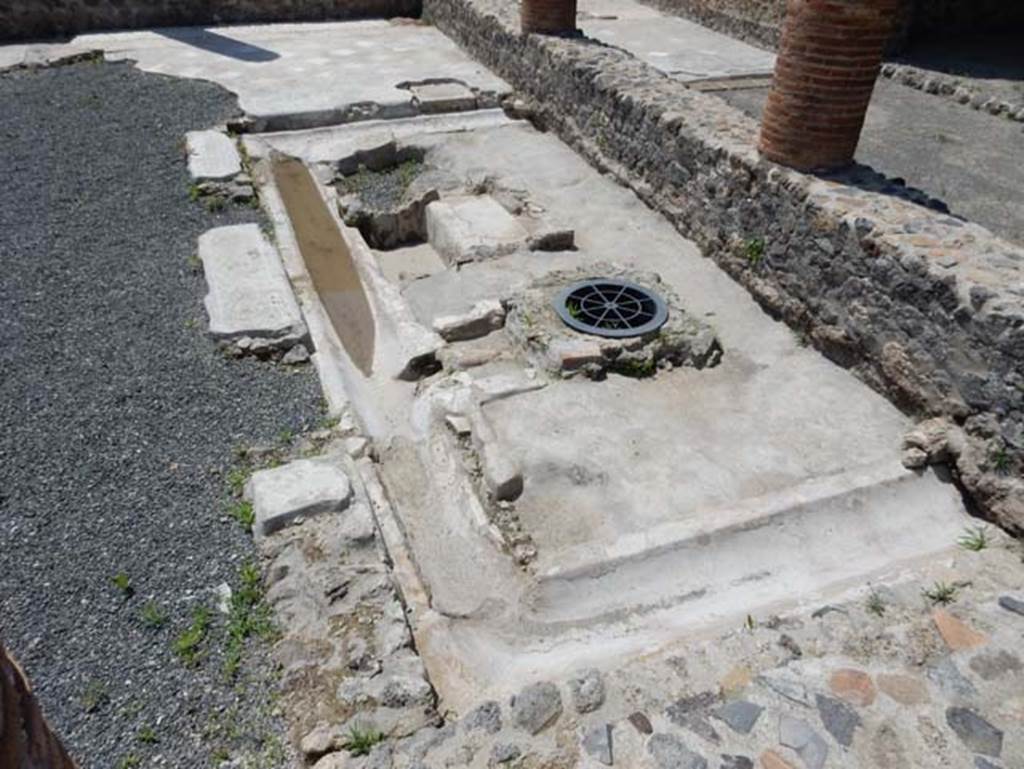 VIII.2.13/14/16 Pompeii. May 2018. Detail from north side, looking west. Photo courtesy of Buzz Ferebee.