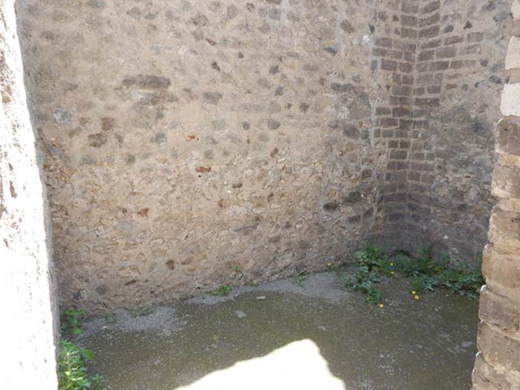 VIII.2.7/14 Pompeii. May 2018. Looking south-east through first doorway on south side of corridor. Photo courtesy of Buzz Ferebee.
