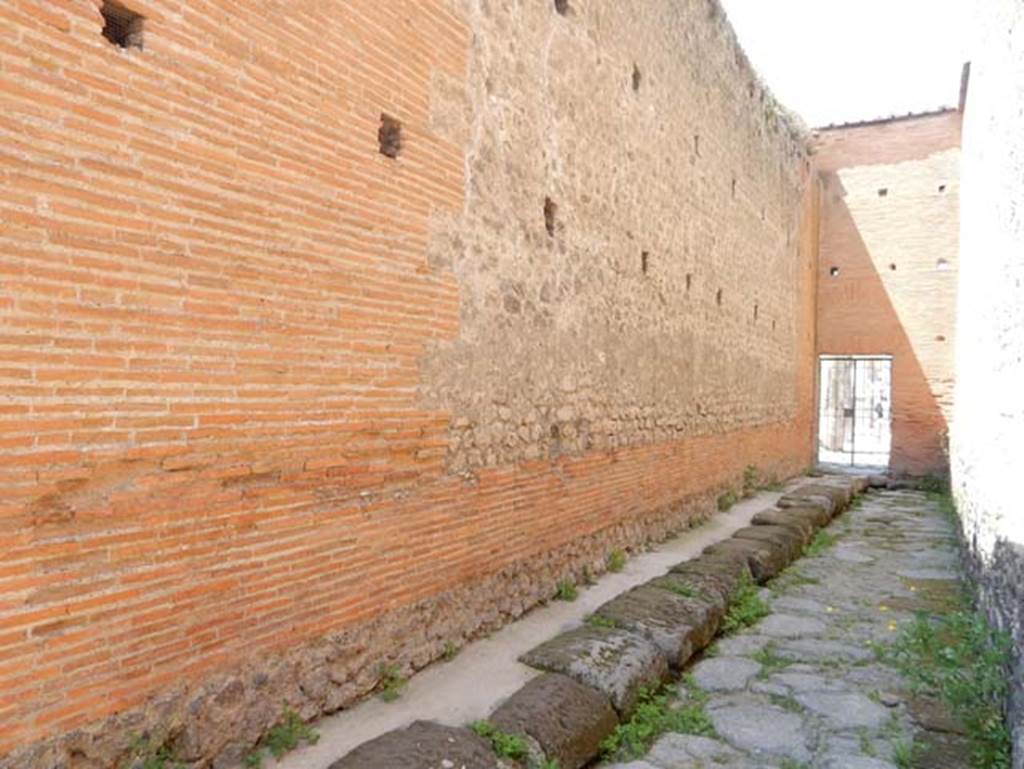 VIII.2.6/7/14 Pompeii. May 2018. Looking towards high east wall of passageway, which is also the high east wall of VIII.2.6. Photo courtesy of Buzz Ferebee.
