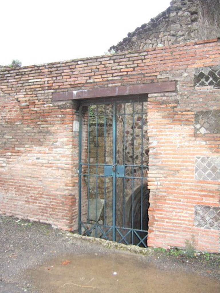 VIII.2.17 Pompeii. December 2005. Entrance, on Via delle Scuole.