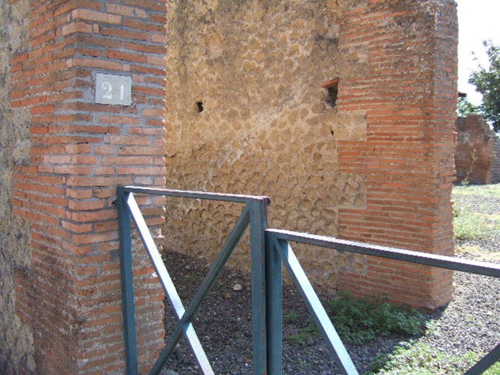 VIII.2.21 Pompeii. September 2005. Looking east from entrance doorway.
According to Garcia y Garcia, the plan “Pompeii bomb damage 1943” showed that a bomb fell in the area of this house.
See Garcia y Garcia, L., 2006. Danni di guerra a Pompei. Rome: L’Erma di Bretschneider. (p.139)

