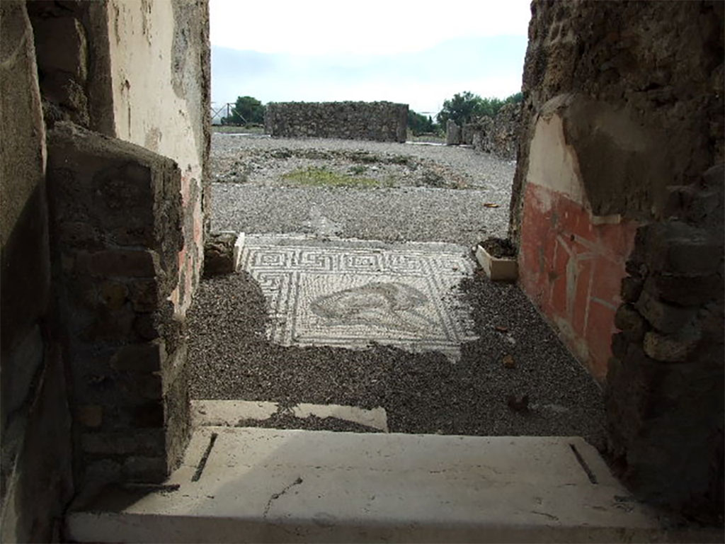 VIII.2.26 Pompeii. December 2004. Looking south from entrance doorway into vestibule, ‘b’.