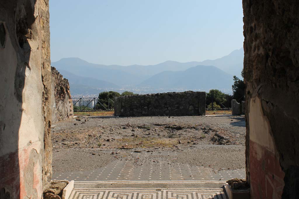 VIII.2.26 Pompeii. March 2014. Looking south from entrance across Tuscanic atrium ‘d’ with remains of large impluvium.
Foto Annette Haug, ERC Grant 681269 DÉCOR.
