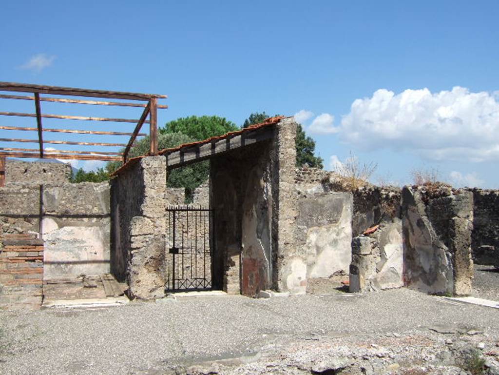 VIII.2.26 Pompeii. September 2005. North side of atrium ‘d’, with doorways to triclinium ‘r’, entrance vestibule ‘b’, and cubiculum ‘e’.  The doorway to the kitchen area ‘h’ is on the right.
